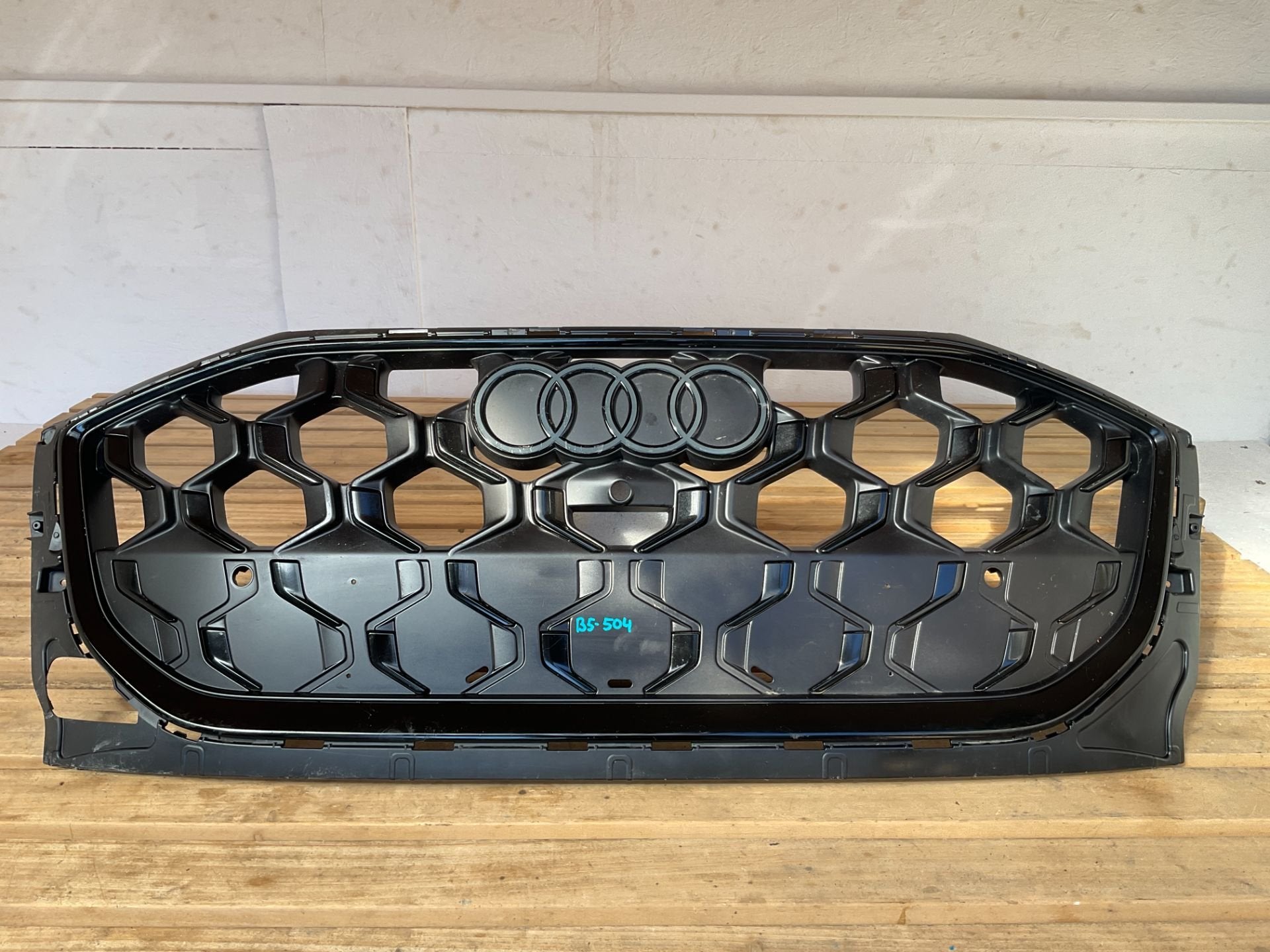 Grille de pare-chocs Audi Q5 III 8MA 2025 8MA853651B Grille, Autos : Pièces & Accessoires, AUDI AG, Auto-Union-Strasse 1
85045  Ingolstadt, DE
