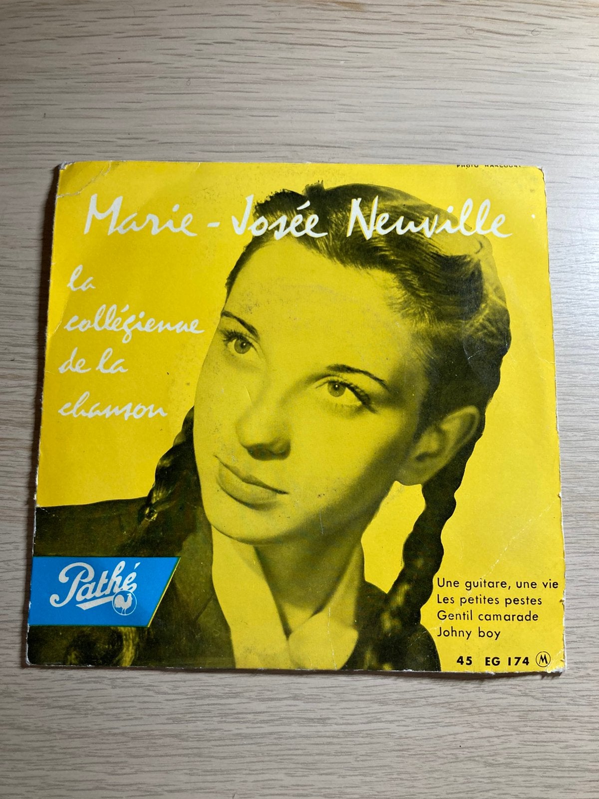 Marie - josee neuville - une guitare ,une vie, Ophalen, Zo goed als nieuw