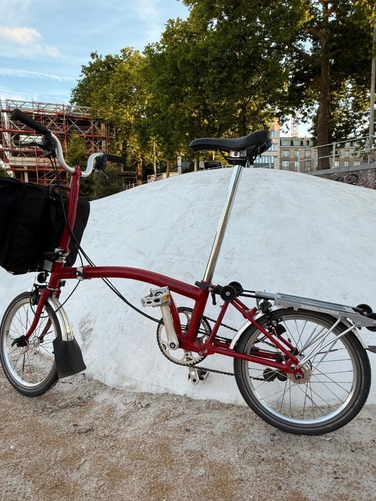 Brompton M6R red 6 vitesses+ panier brompton Porte bagages, Vélos & Vélomoteurs, Vitesses, Frein sur jante, Brompton, Comme neuf