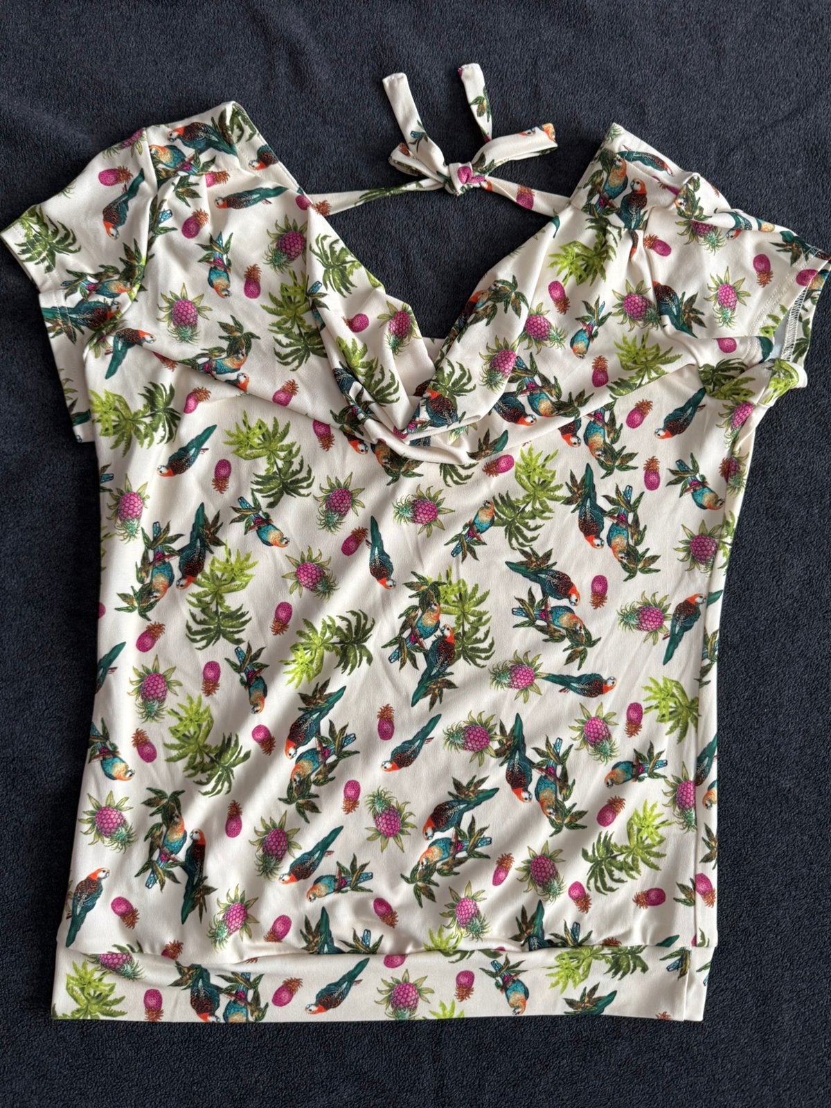 Bloesje papegaai maat xs Lucy has a secret!, Kleding | Dames, Ophalen, Meerkleurig, Zo goed als nieuw, Korte mouw