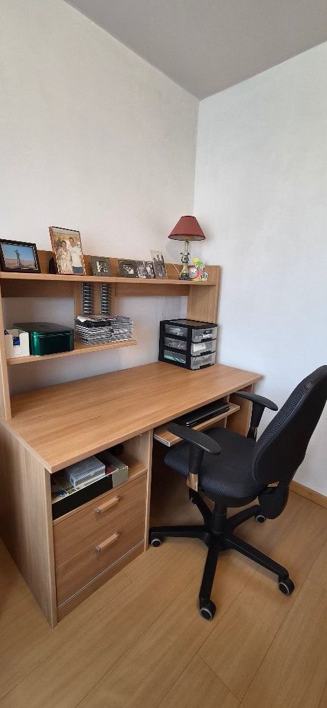 Ruim computerbureau met opzetkast + Ergonomische bureaustoel, Huis en Inrichting, Bureaus, Ophalen, Gebruikt, 67 cm, In hoogte verstelbaar
