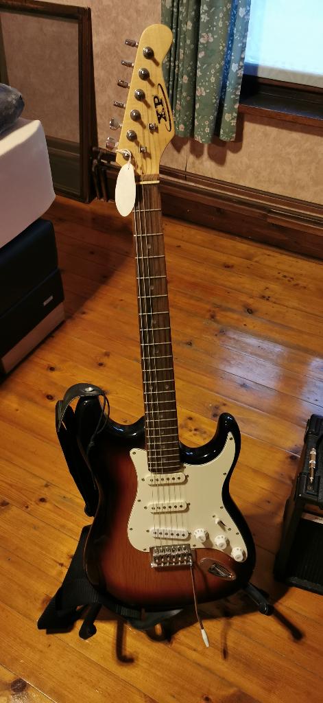 gitaar elektrisch XP, Muziek en Instrumenten, Snaarinstrumenten | Gitaren | Elektrisch, Hollow body, Met versterker, Zo goed als nieuw