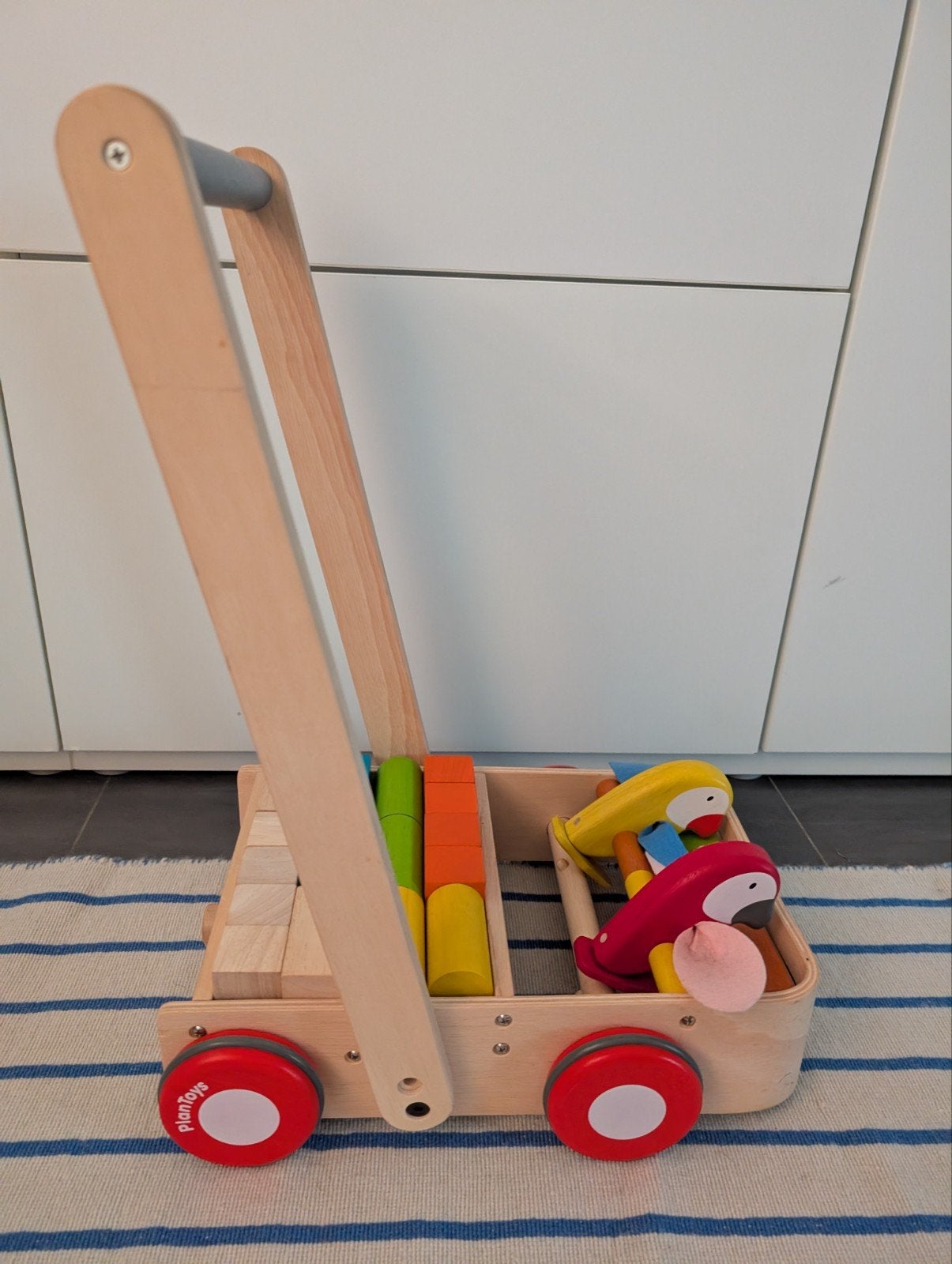Houten loopwagen Plan Toys papegaaien, Kinderen en Baby's, Speelgoed | Houten speelgoed, Ophalen