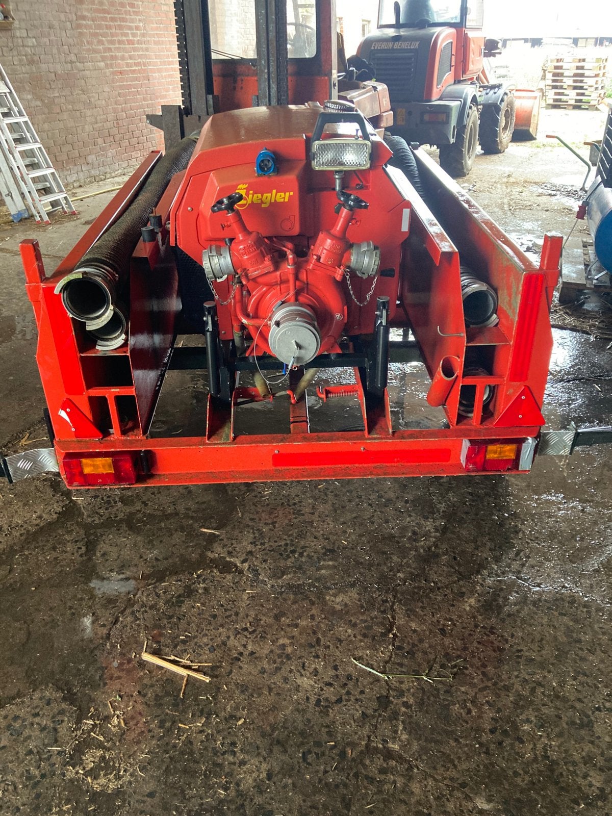 Brandweerpomp met aanhangwagen, Ophalen