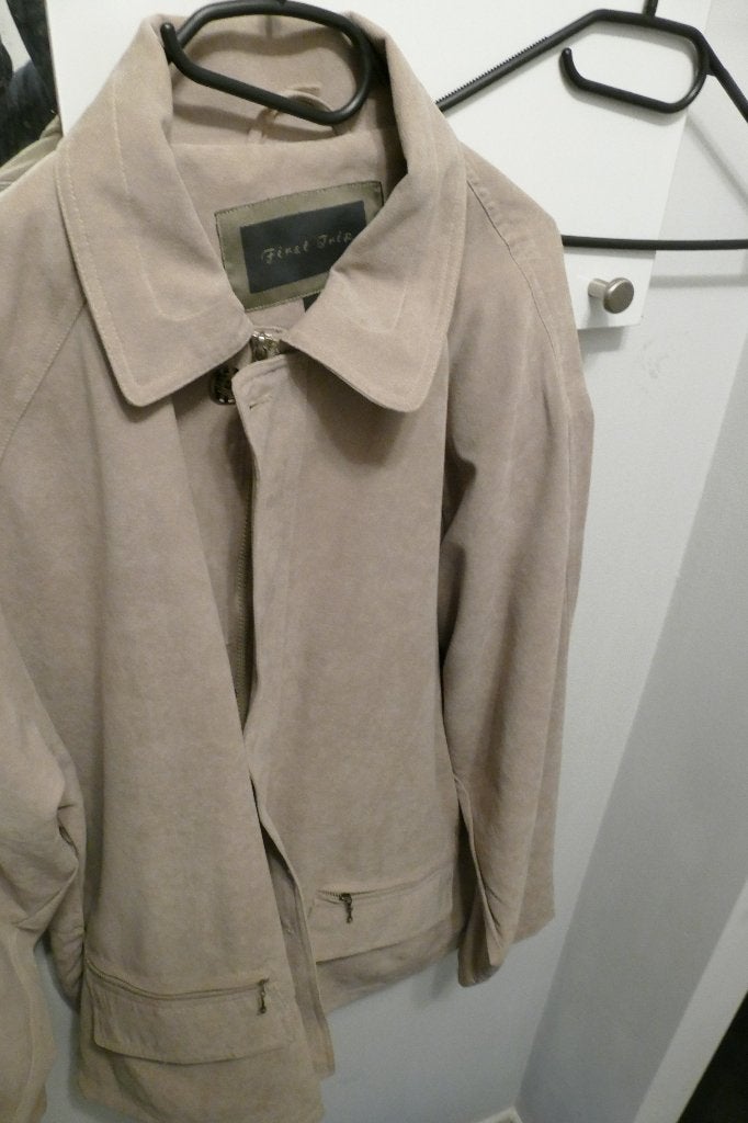 HERENVEST IN ZACHT FLUWEEL, Vêtements | Hommes, Costumes & Vestes, Enlèvement ou Envoi, Comme neuf, Taille 52/54 (L), Beige