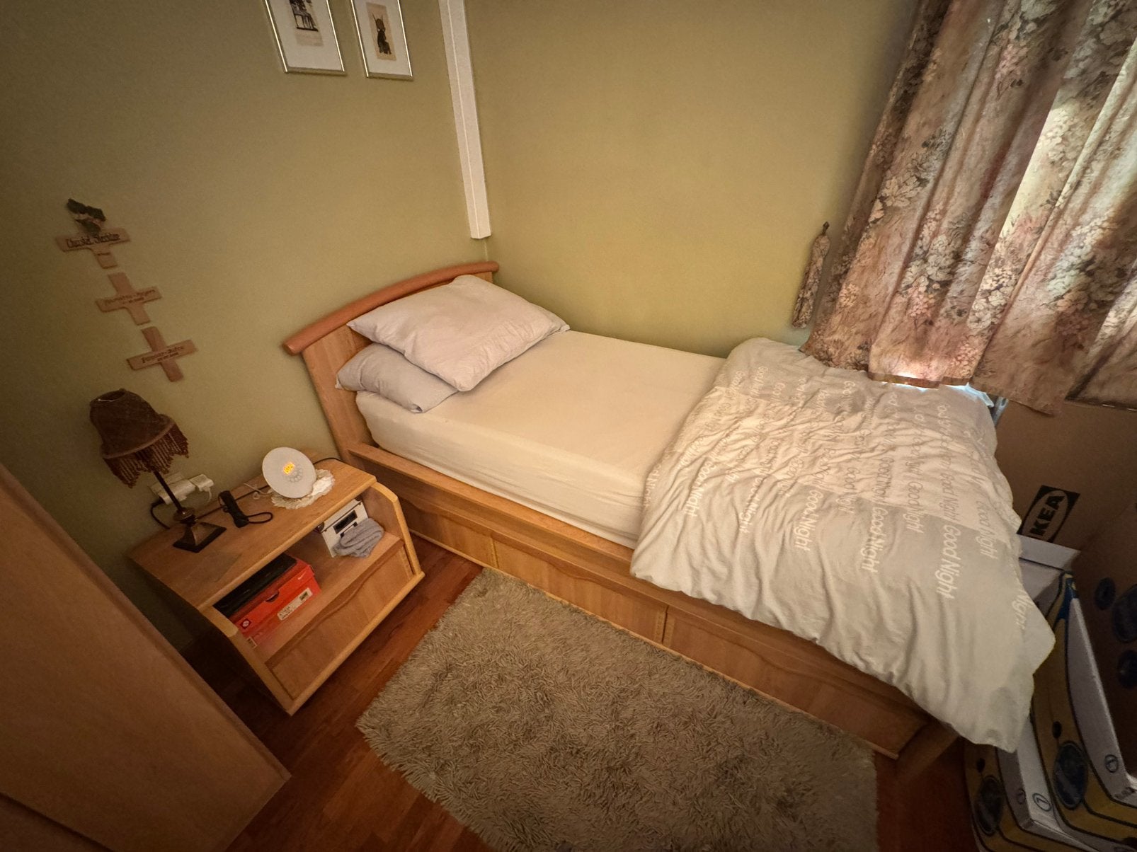 Houten bed + matras + nachtkastje, Ophalen, 90 cm, Eenpersoons, Bruin