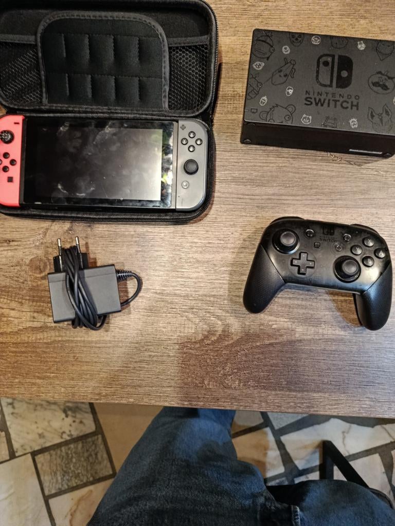 Nintendo Switch edition spéciale (fornite) + 8 jeux, Switch 2019 Upgrade, Enlèvement ou Envoi, Avec 1 manette, Utilisé