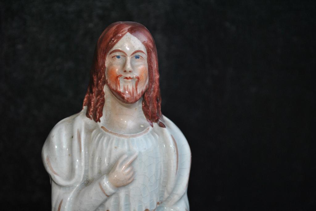 Grand Christ en faïence polychrome origine à déterminer..., Enlèvement ou Envoi
