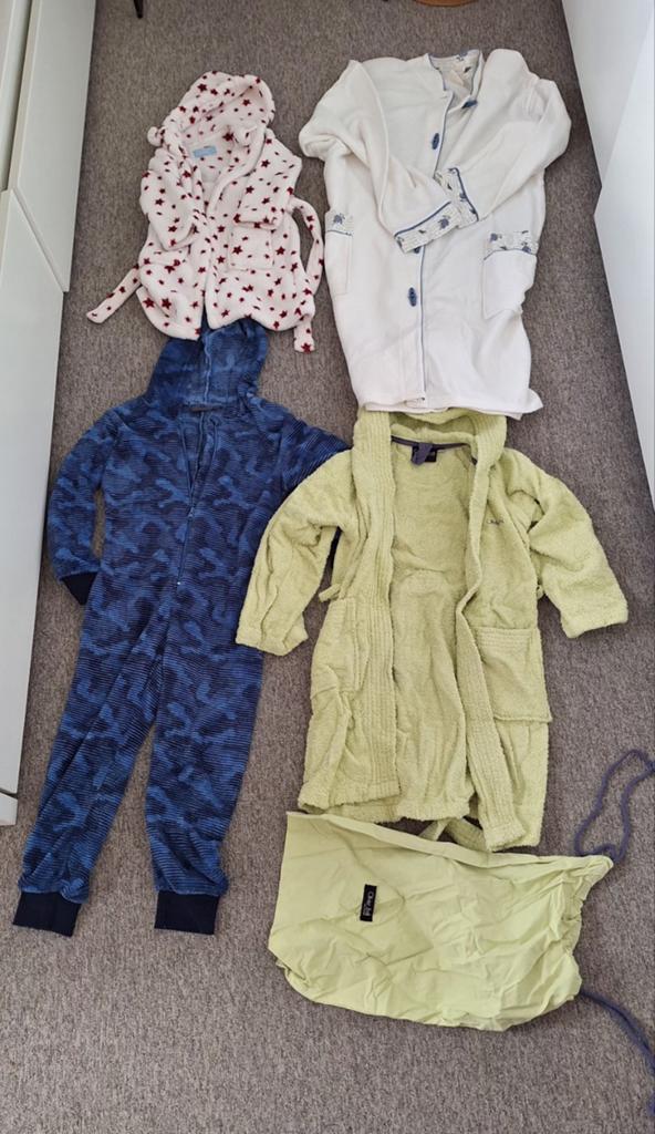 2x Badjas meisje, 1 onesie meisje, 1 badjas dames,per doos, Kinderen en Baby's, Overige Kinderen en Baby's, Ophalen
