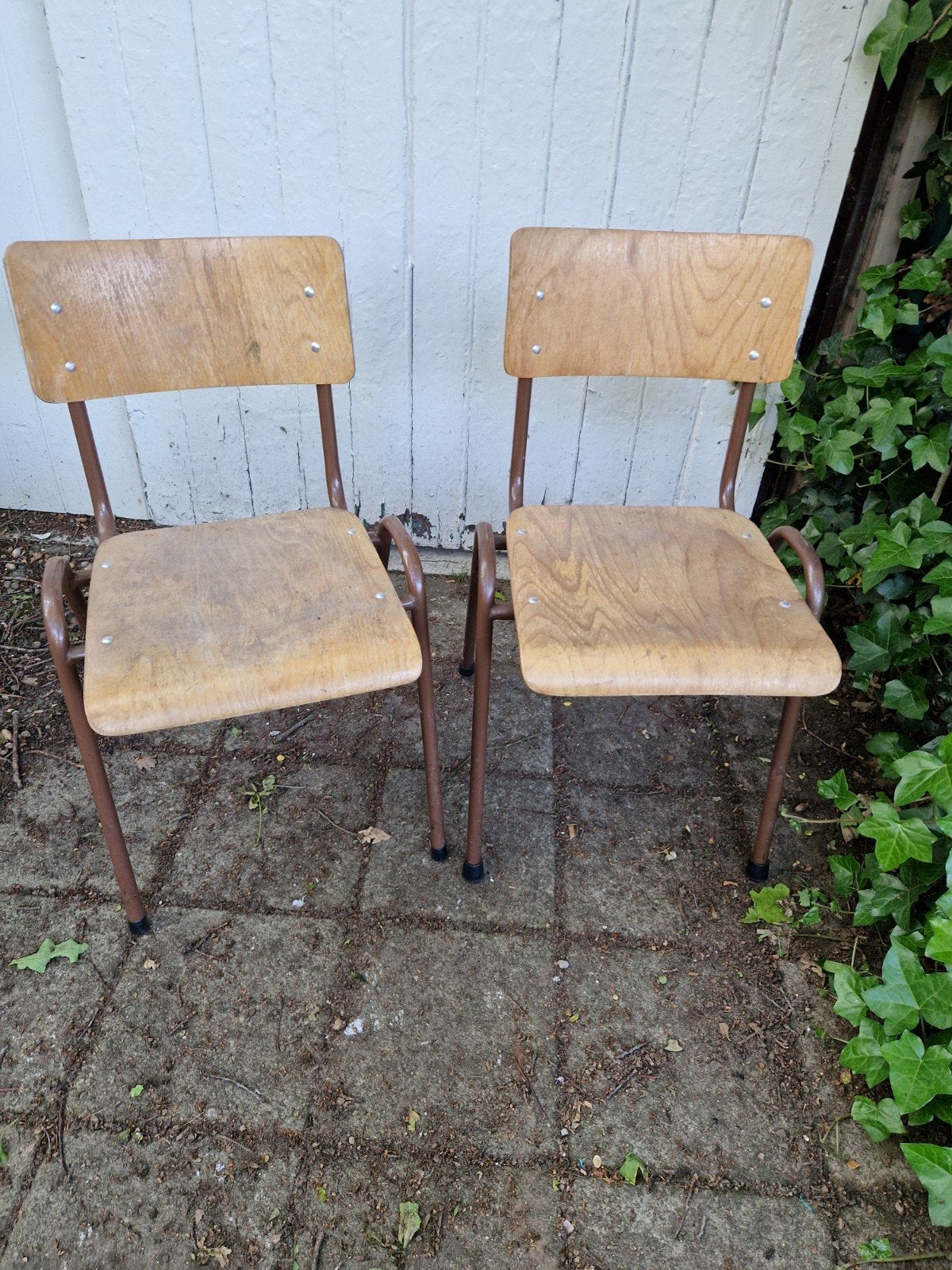 Oude schoolstoelen, Enlèvement