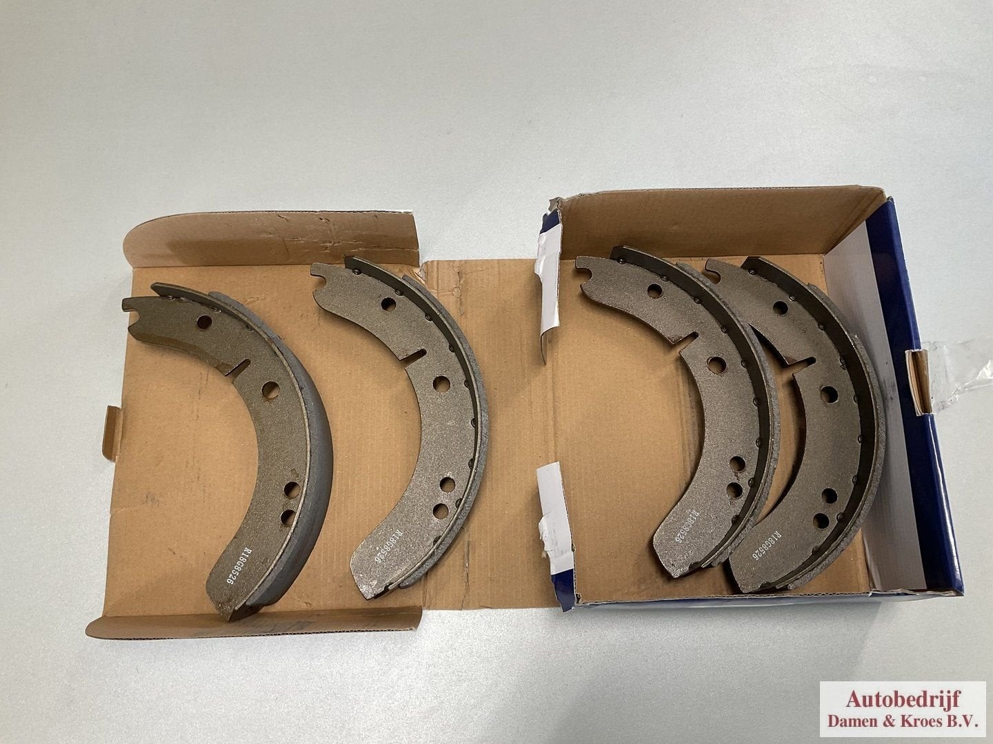 MG MGA Remschoenset voor en achter compleet 18G8526, Autos : Pièces & Accessoires, Neuf, -, -, MG