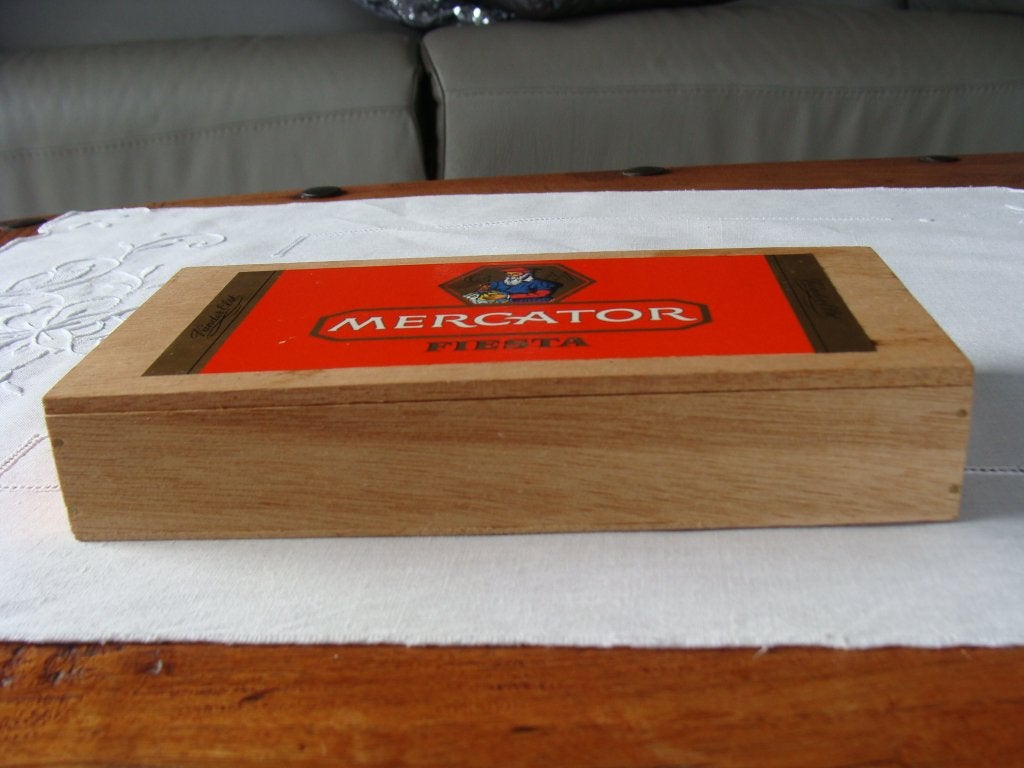 Ancienne boîte cigare Mercator fiesta boîte avec 1 cigare, Enlèvement, Comme neuf, Boîtes ou marques d'allumettes