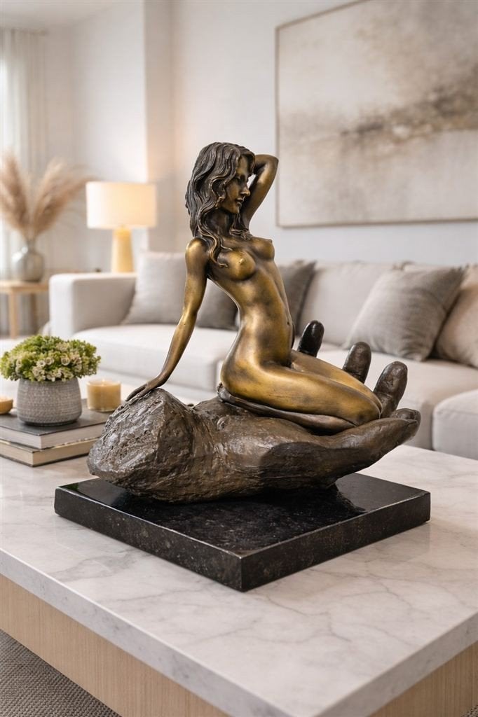 Bronzen beeld ,sensuele vrouw op hand, Antiquités & Art, Art | Sculptures & Bois, Statue, Enlèvement ou Envoi, Europe, Femme