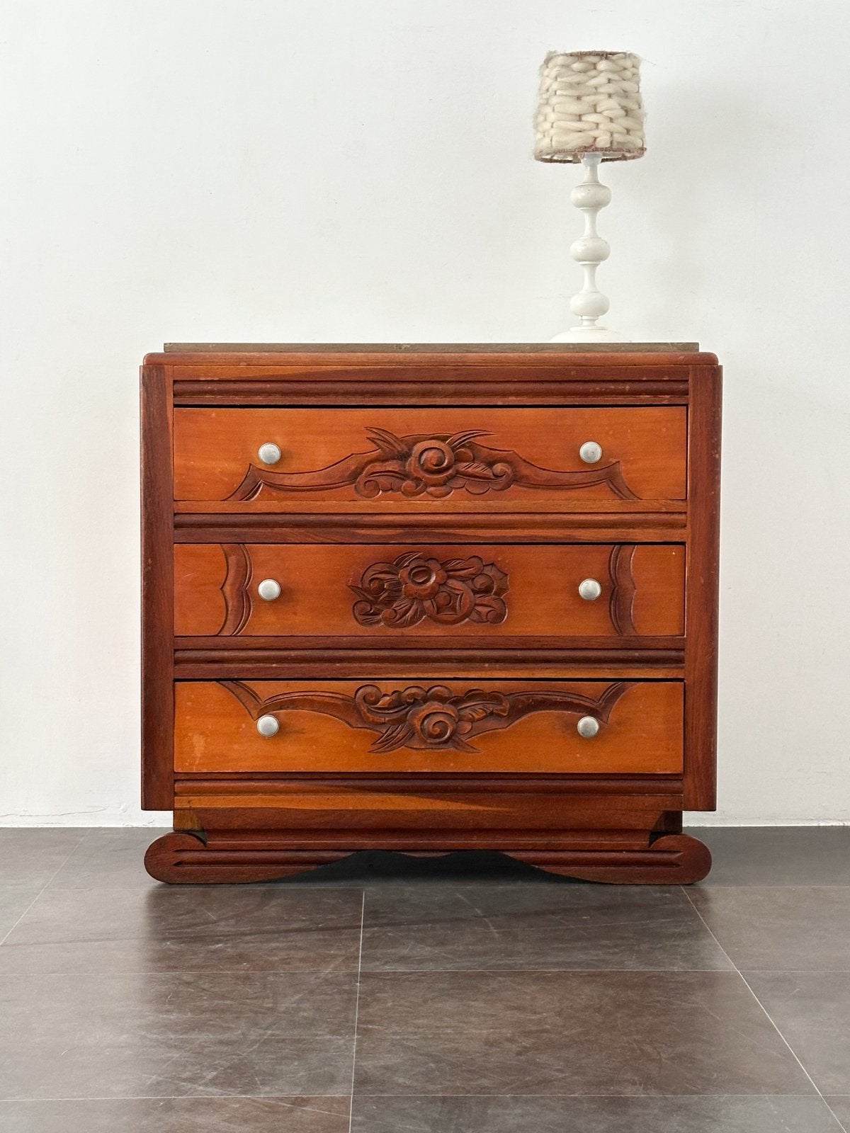 Commode trois tiroirs art déco au décor floral, Enlèvement, Comme neuf