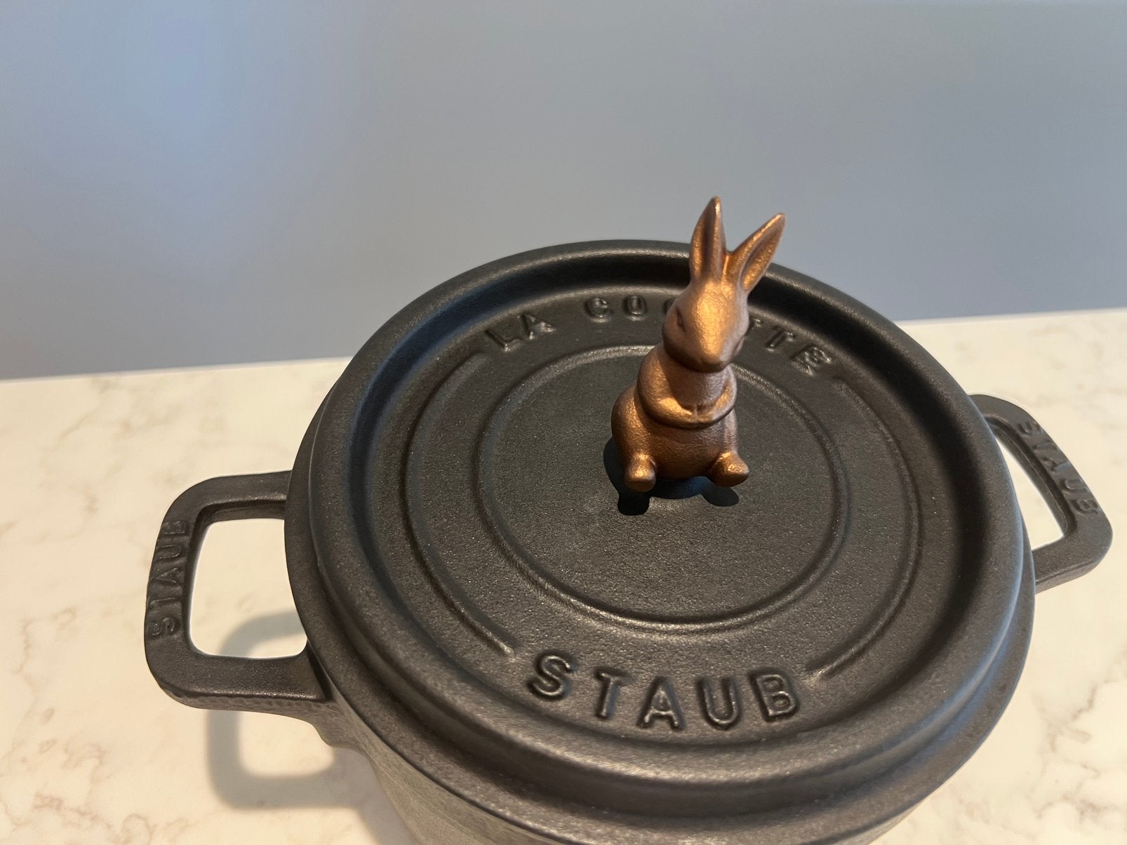 Poêle Staub 16 cm noir mat avec animal en fonte, Maison & Meubles, Cuisine | Casseroles & Poêles, Enlèvement ou Envoi, Utilisé