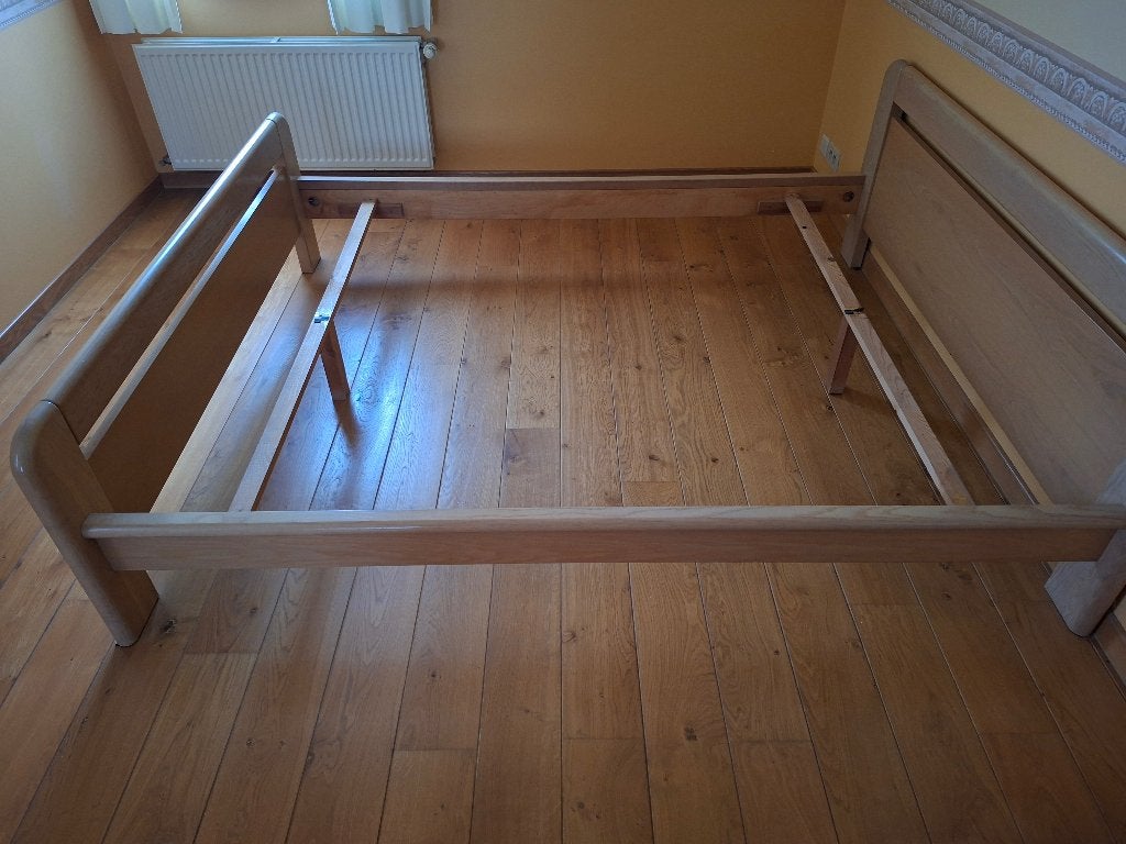 Massief eikenhouten bedframe 160 x 200 (zonder lattenbodem), Ophalen, Zo goed als nieuw, 200 cm, 160 cm