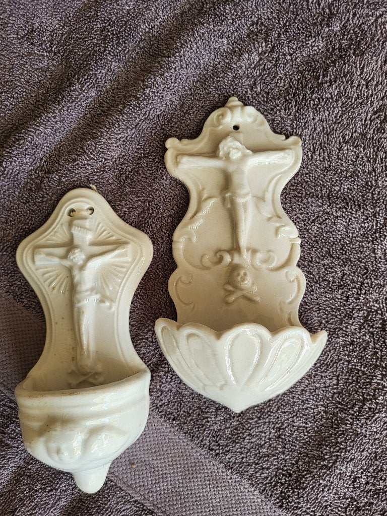 2 bols à eau bénite en porcelaine avec Jésus en croix, Enlèvement ou Envoi