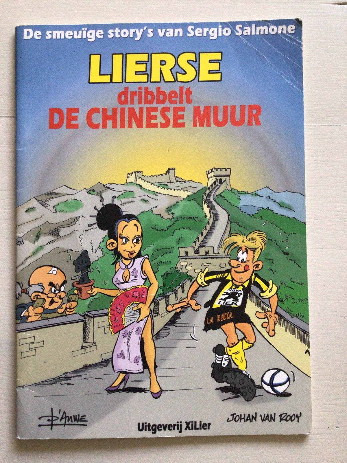Lierse dribbelt de chinese muur, gesigneerd, Boeken, Stripverhalen, Ophalen of Verzenden, Zo goed als nieuw
