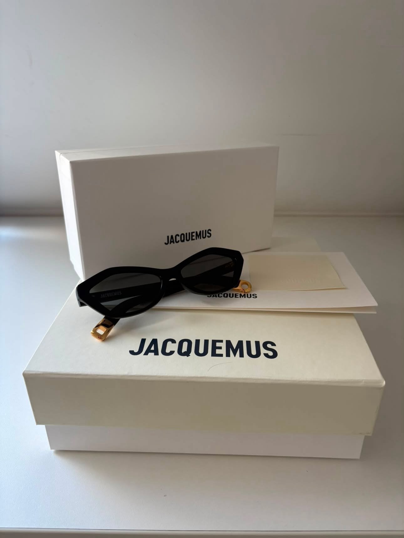 JACQUEMUS zonnebril zwart, TV, Hi-fi & Vidéo, Chargeurs, Enlèvement ou Envoi, Comme neuf
