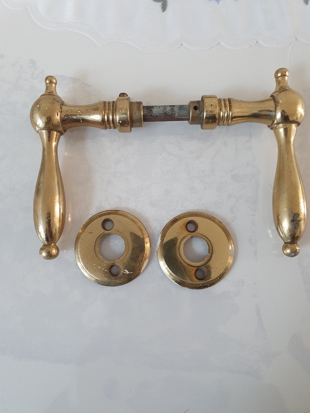 poigne de porte ancienne, Enlèvement