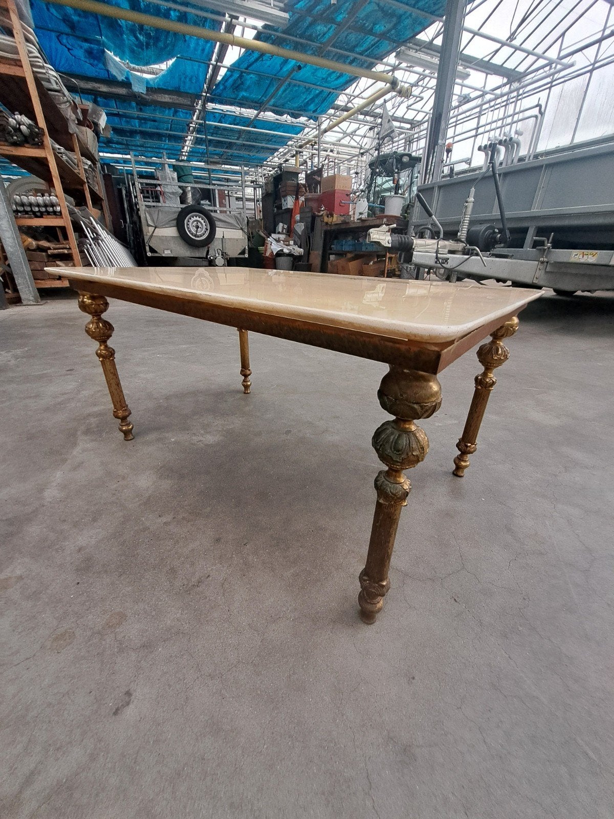 Belle table basse ancienne — dessus en marbre et or, Enlèvement ou Envoi