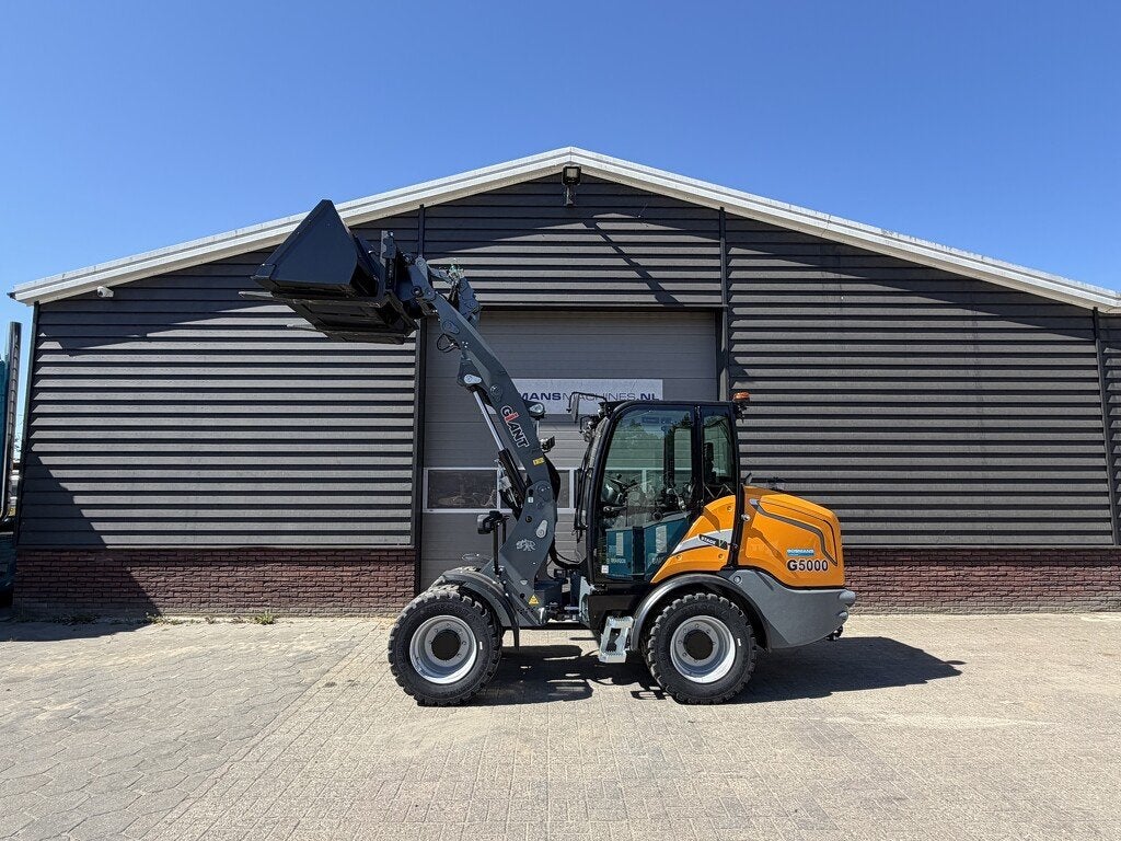 Giant G5000 shovel NIEUW giekvering €1130 LEASE, Tobroco, Info@tobroco.nl, Sprendlingenstraat 57
5061 KM  Oisterwijk, NL, Chargeuse sur pneus ou Chouleur