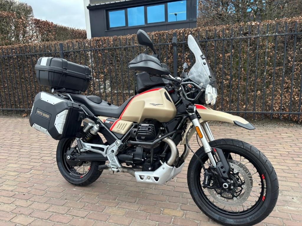 Moto guzzi V85TT travel (mistral exhaust), Motoren, Motoren | Moto Guzzi, Handvatverwarming, 2 cilinders, Occasion, Motorrijbewijs A
