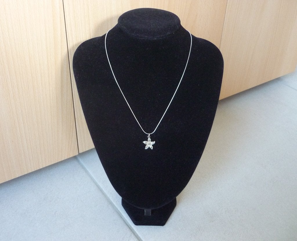 Zilverkleurige ronde ketting met zilverkleurige bloem hanger, Handtassen en Accessoires, Kettingen, Ophalen of Verzenden