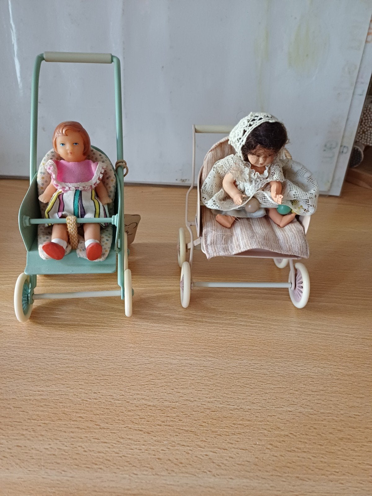 Twee miniatuurwandelwagens, Verzamelen, Ophalen, Popje
