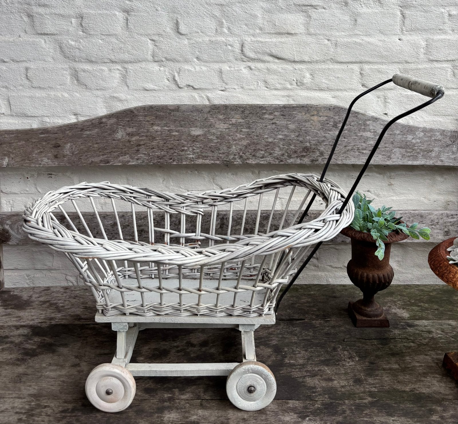 Antiek rotan poppenwagen, Ophalen