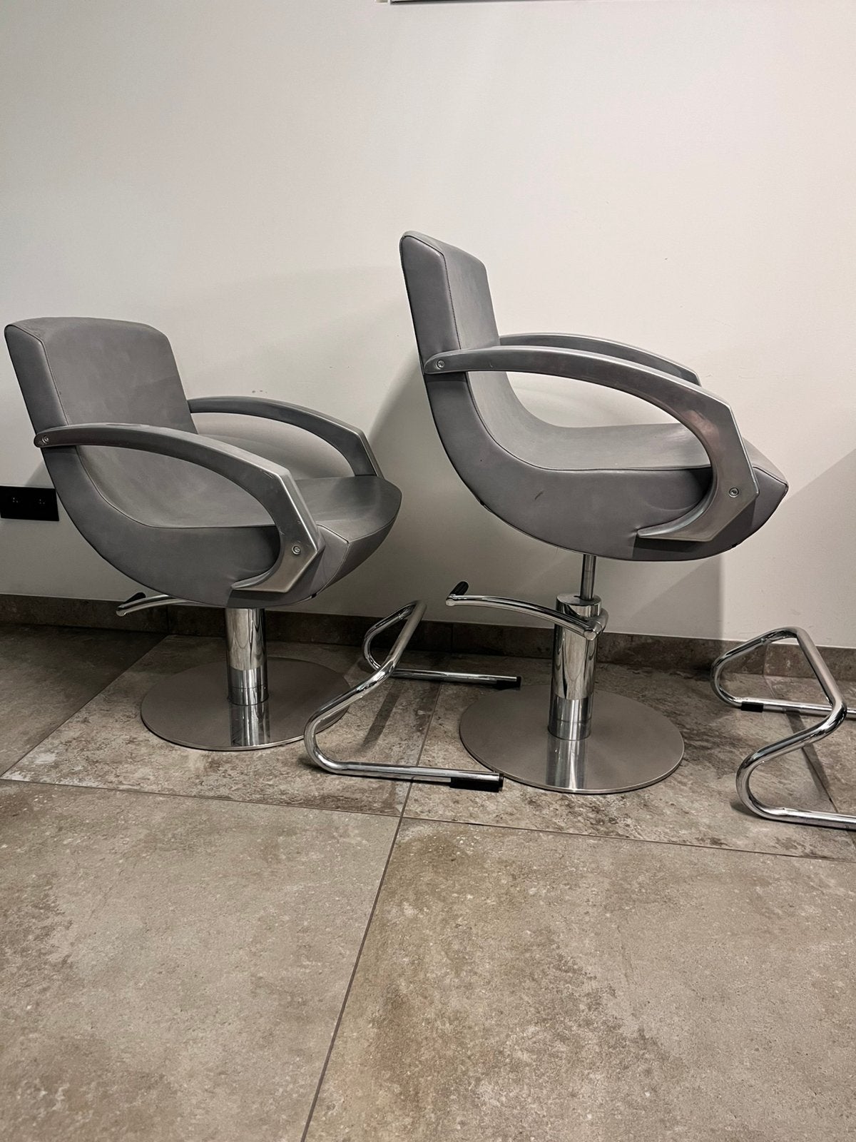 2 grijze leren Kapperstoelen met pomp en 1 climason, Articles professionnels, Aménagement de Bureau & Magasin | Commerce & Inventaire