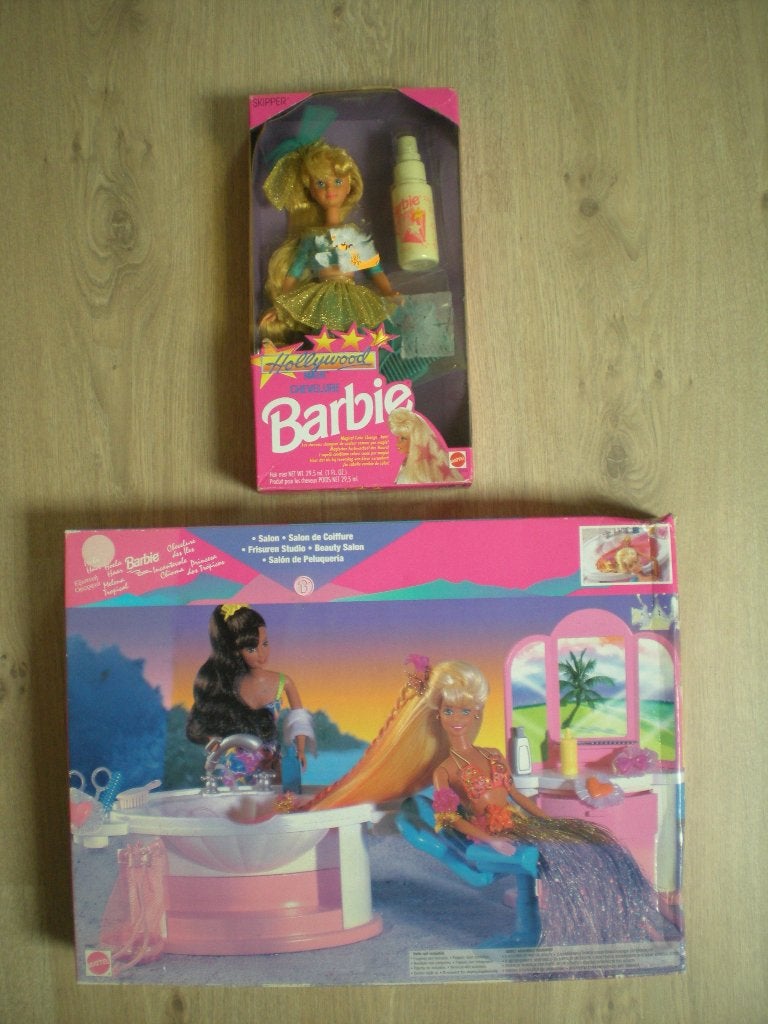 Poupée Barbie vintages années 90 + salon de coiffure, Enlèvement, Neuf, Poupée
