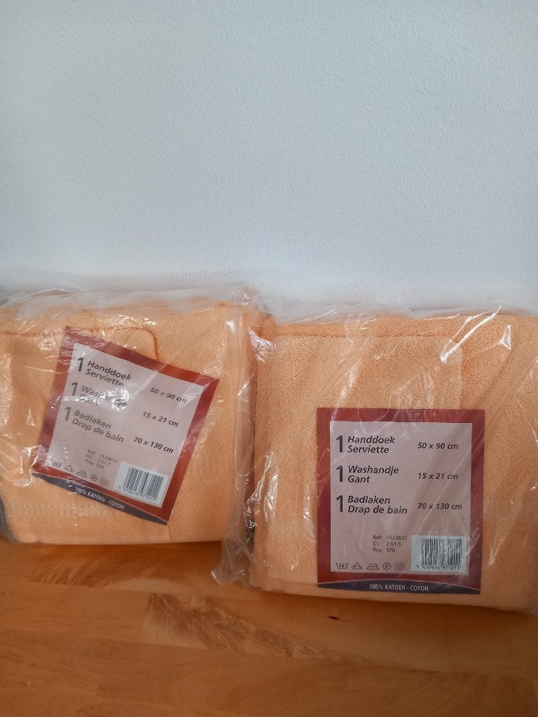 Set d'essuies de bain., Enlèvement, Neuf, Jaune