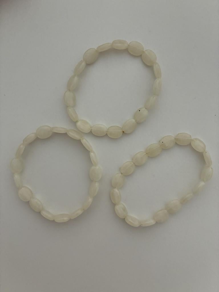 3 witte armbanden, Ophalen of Verzenden, Zo goed als nieuw, Wit, Kunststof of Plastic