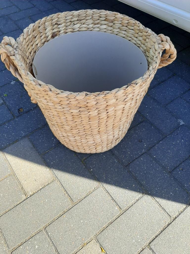 Mooie grote decoratieve rieten plantenmand, Huis en Inrichting, Woonaccessoires | Schalen en Manden, Ophalen, Zo goed als nieuw