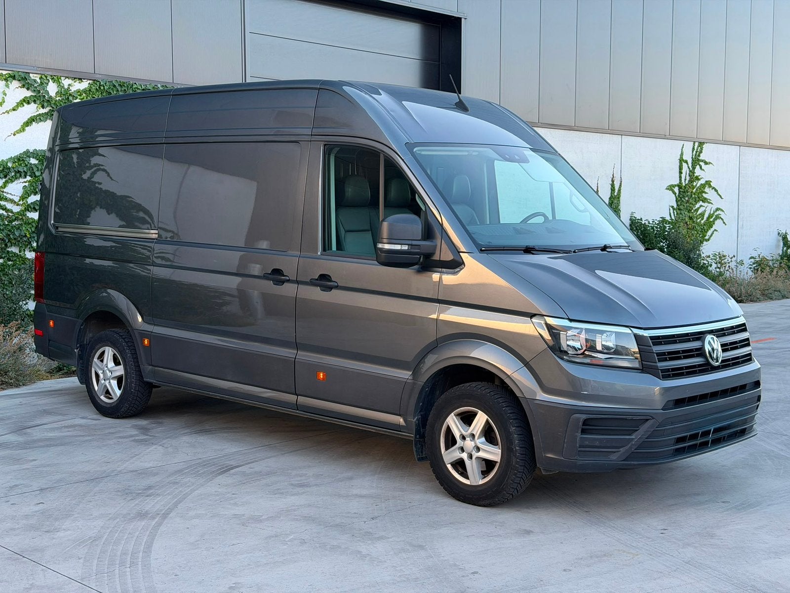 Volkswagen crafter 2.0tdi L2H2  Euro 6b, Auto's, Euro 6, Volkswagen, Leder, Grijs