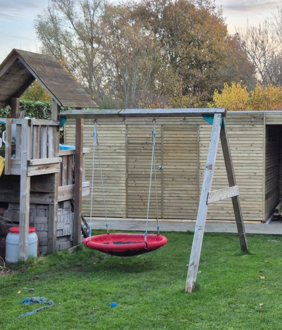 Speelhuisje met glijbaan en schommels GRATIS, Ophalen, Gebruikt, Schommel