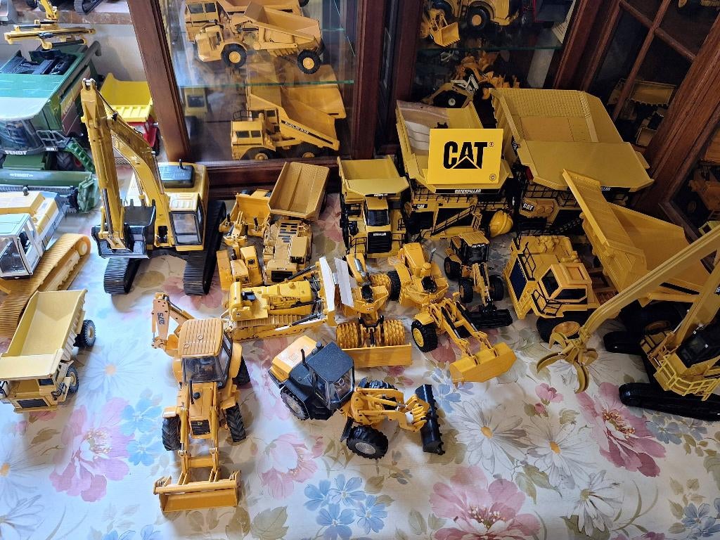 Modèles réduits Caterpillar et autres, Enlèvement, Comme neuf