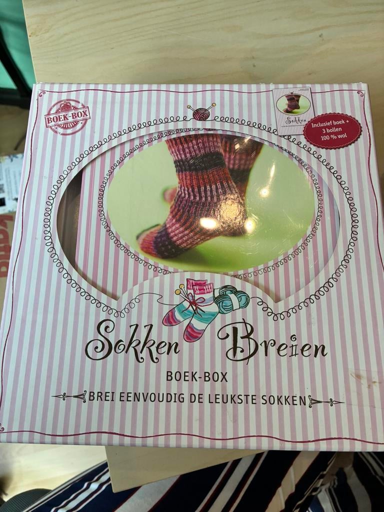 Sokken breien, boek box naalden wol een boek, Hobby en Vrije tijd, Ophalen, Nieuw, Breien