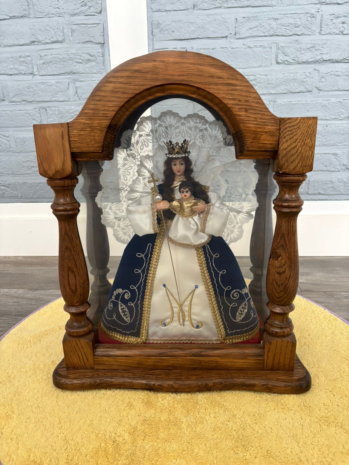 Prachtig Mariabeeld met kindje Jezus in houten vitrinekast, Antiek en Kunst, Ophalen