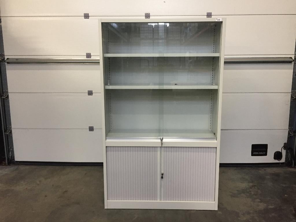 (96) Metalen vitrinekast met onderaan rolluiken, Huis en Inrichting, Kasten | Vitrinekasten, Ophalen, Zo goed als nieuw
