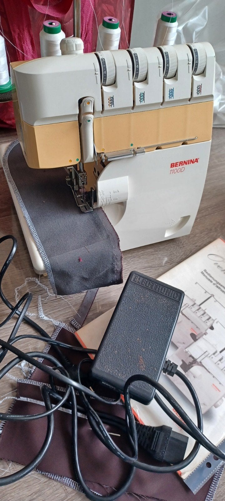 Surjeteuse bernina 1100d 2,3 ou 4 fils, Enlèvement ou Envoi, Surjeteuse, Bernina