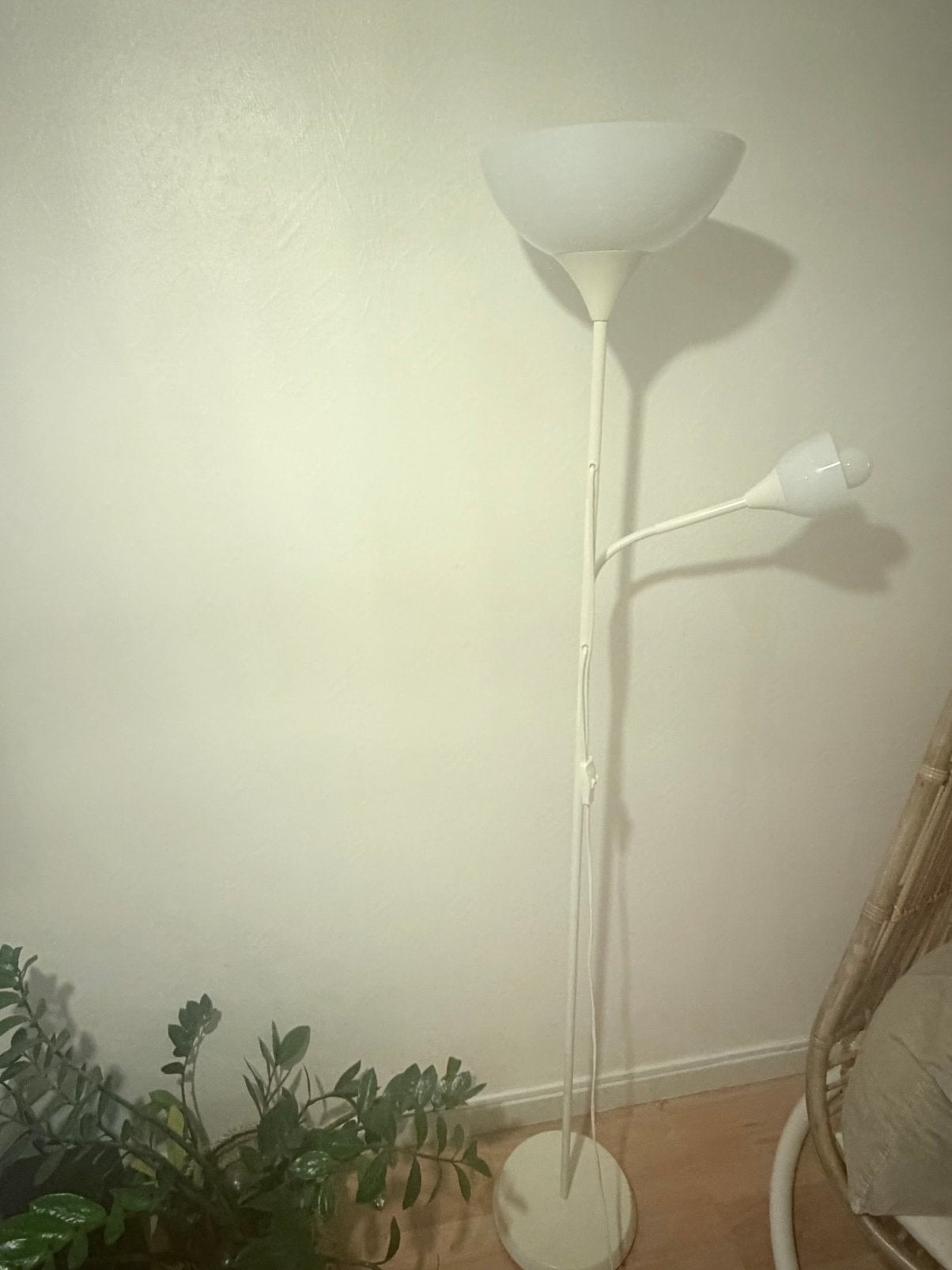 Lampadaire IKEA blanc avec deux ampoules, Maison & Meubles, Enlèvement, Utilisé