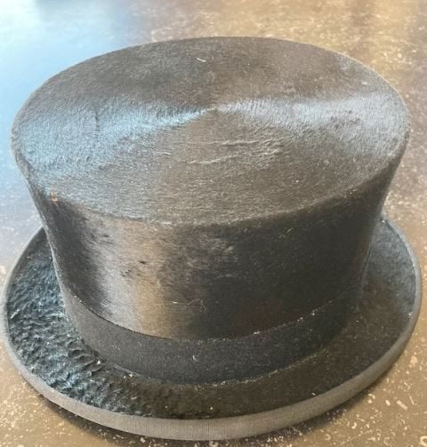 chapeau haute forme, Chapeau, Enlèvement, Porté, 58 ou 59 cm (L, 7¼ ou ⅜ pouces)