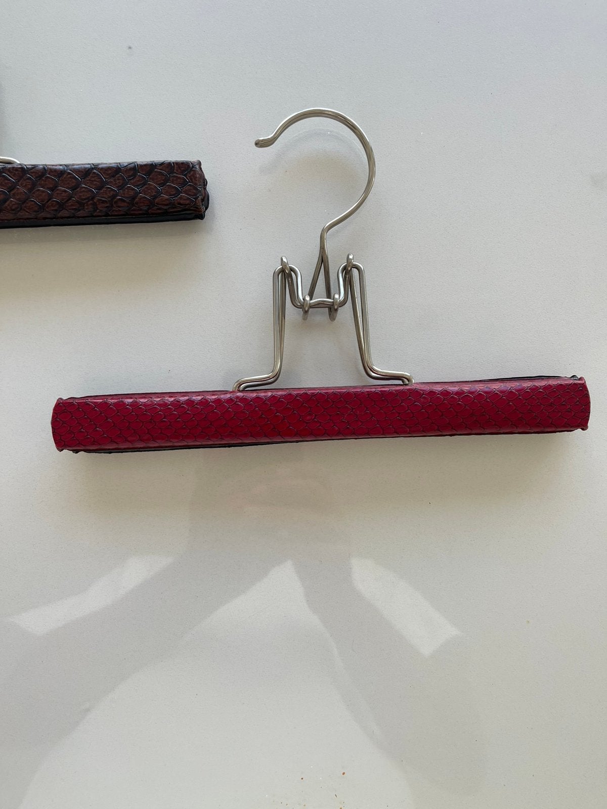 Vintage Skai Klembroekhangers (Jaren 60) Uit Oud Notariaat!, Kleding | Dames, Ophalen of Verzenden, Zo goed als nieuw