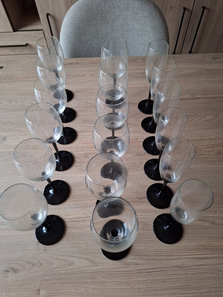 Lot 18 verres à pied noir état neuf, Enlèvement, Neuf