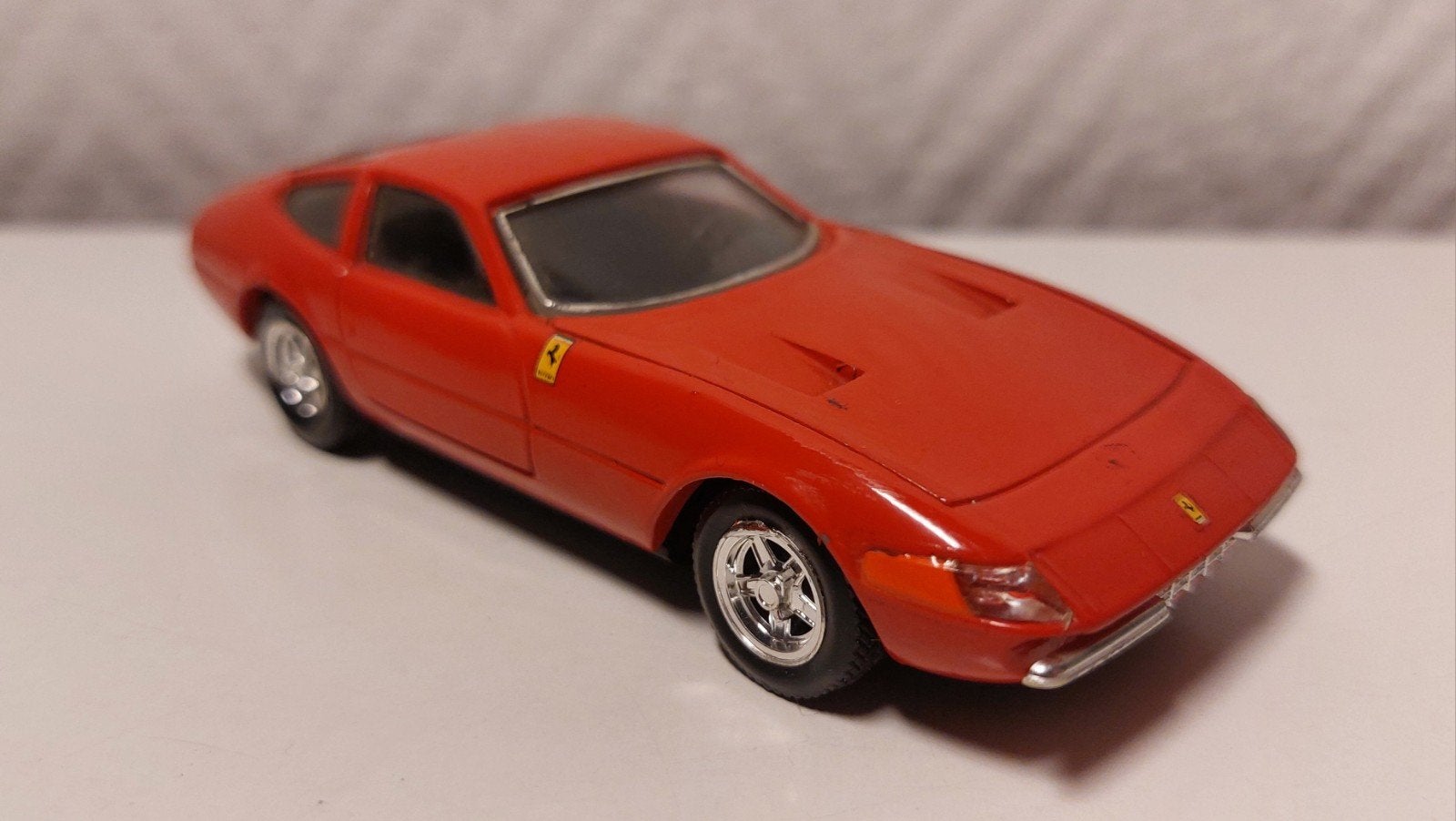 Ferrari rood 365 GTB/4 schaal 1/43 merk RIO, Ophalen of Verzenden, Gebruikt, Auto, Overige merken