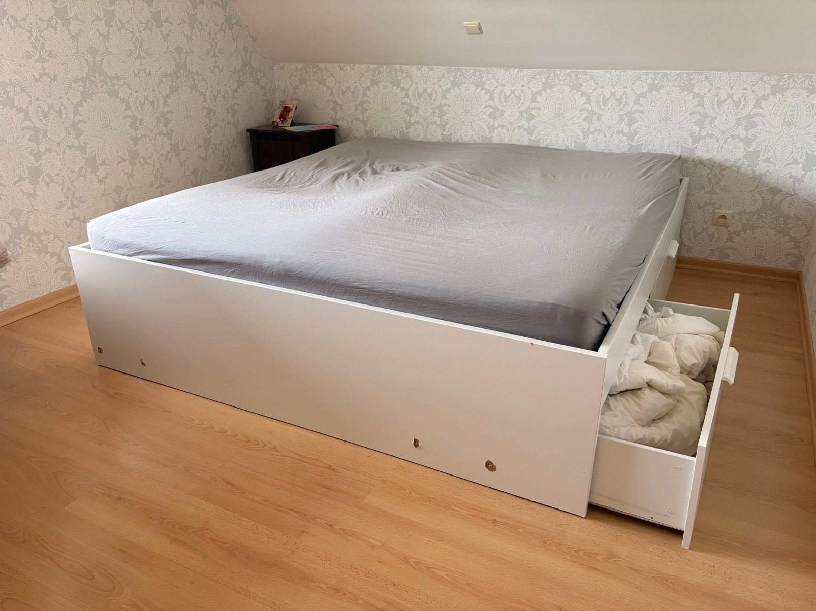 Ruim tweepersoonsbed met lattenbodem, matras en opberglades, Ophalen, Wit, 200 cm