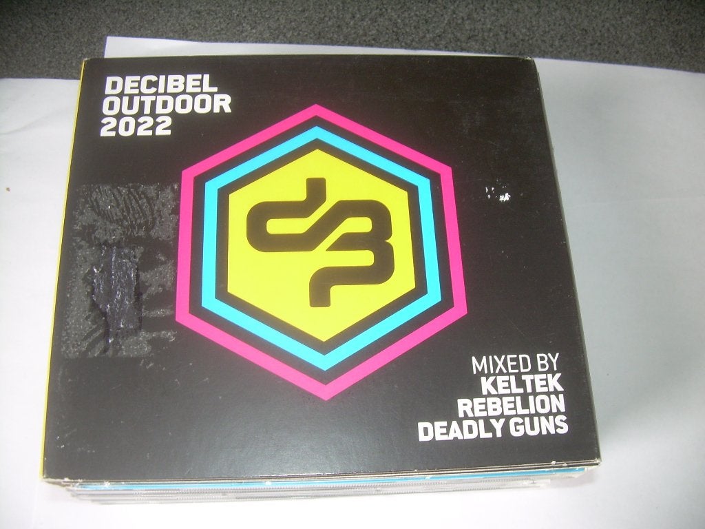 COFFRET 3 CD - DÉCIBELS EN EXTÉRIEUR 2022, CD & DVD, CD | Dance & House, Enlèvement ou Envoi, Comme neuf, Techno ou Trance, Coffret