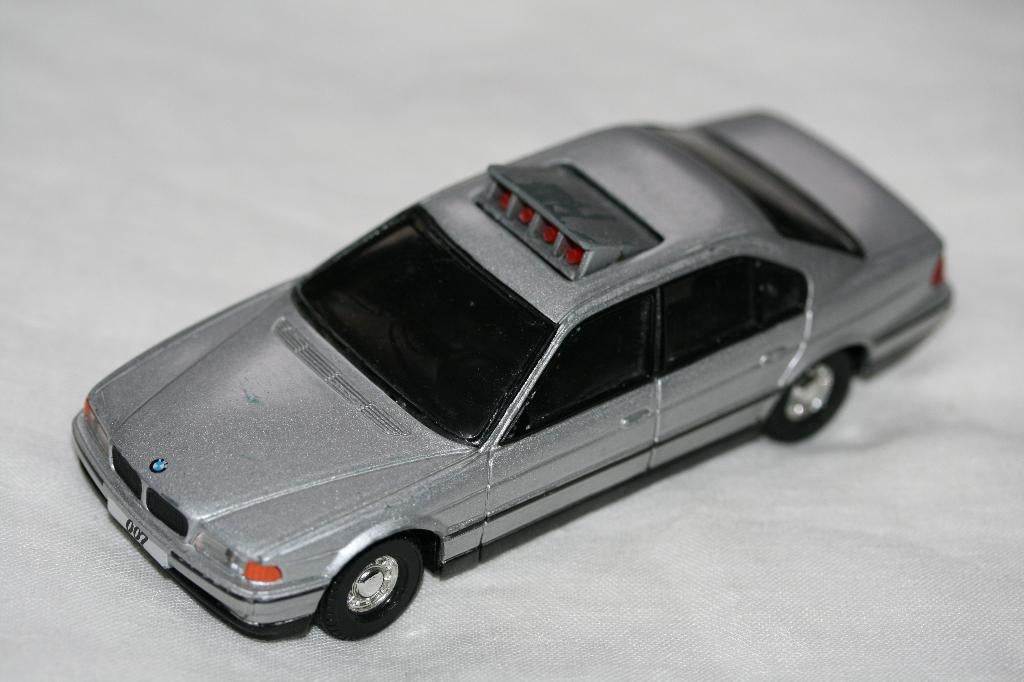 James Bond BMW 750 i Corgi modelauto 1997 1/36, Hobby & Loisirs créatifs, Enlèvement ou Envoi, Utilisé, Voiture, Corgi